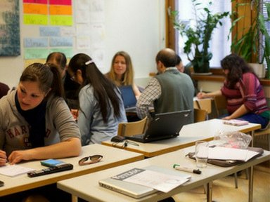 Students learn English together in a classroom.