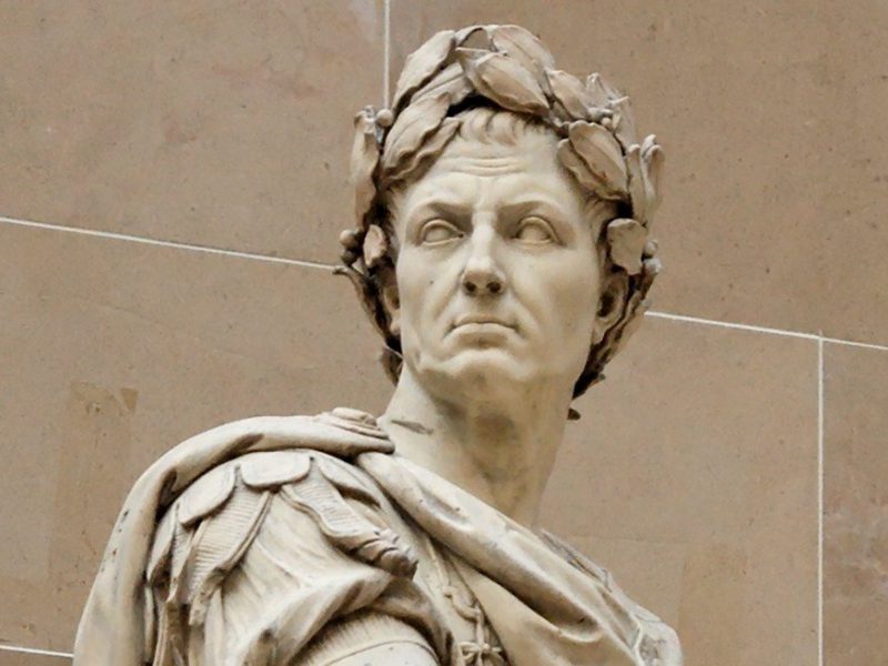 Roman statue with laurels around the head.